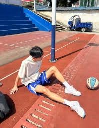 《球队的选秀战略：第一轮选高中生还是大学生的博弈》