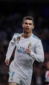 闭幕式拿着中国国旗的白发美女是谁？神似精灵女王的俄罗斯教练