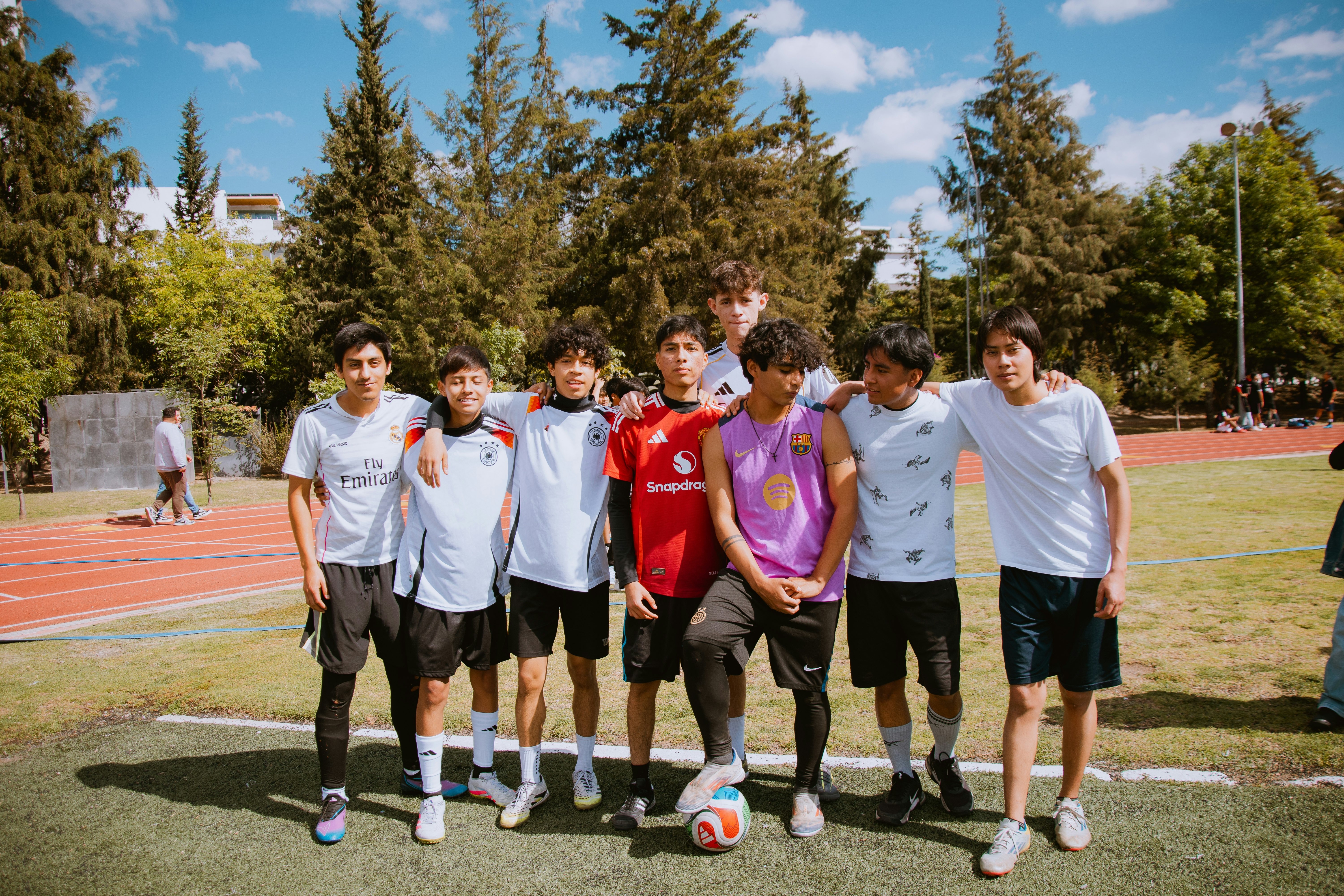 湖人官推终晒东契奇！湖密疯狂阴阳：顶不住压力发了？可悲的球队