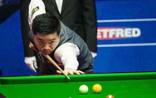 场上发光发 场上发光发